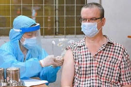 Intensifica Ciudad Ho Chi Minh vacunación contra el COVID-19 a extranjeros