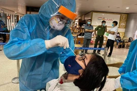 Realizarán pruebas aleatorias de COVID-19 en aeropuerto Tan Son Nhat 