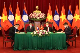Máximos dirigentes de Vietnam y Laos asisten a firma de documentos de cooperación bilateral 