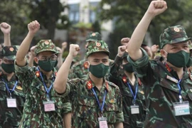 Movilizan a más personal médico al Sur de Vietnam para combatir COVID-19