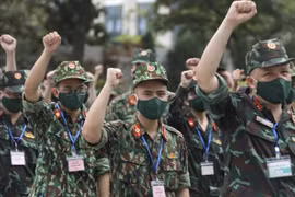 Movilizan a más personal médico al Sur de Vietnam para combatir COVID-19