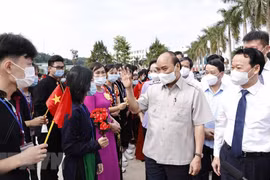 Presidente de Vietnam alienta a estudiantes de minorías en provincia de Yen Bai