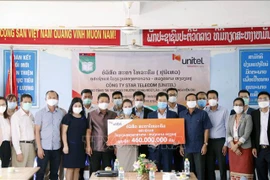 Empresa vietnamita Unitel ayuda a mejorar la calidad de escuela bilingüe en Laos