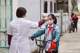 Estudiantes de provincia vietnamita vuelven a la escuela tras restricciones por el COVID-19