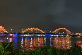 Edificios en Vietnam se iluminan en naranja contra la violencia de género