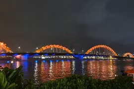 Edificios en Vietnam se iluminan en naranja contra la violencia de género