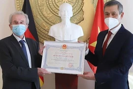 Entregan Medalla de la Amistad a un alemán aficionado al café vietnamita