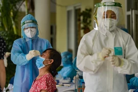 Hanoi realiza pruebas del COVID-19 con método RT-PCR a 1,3 millones de personas