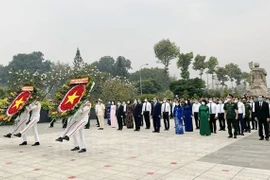 Dirigentes de Ciudad Ho Chi Minh rinden homenaje a los mártires de guerra