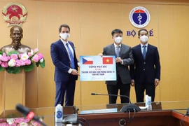 Recibe Vietnam miles de dosis de vacunas donadas por la República Checa