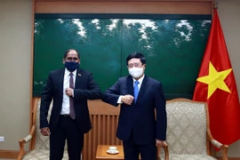 Vietnam busca cooperación con Singapur en lucha antiepidémica y acceso a vacunas