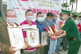 Entregan banderas nacionales a pescadores vietnamitas 