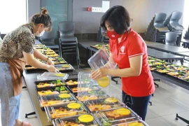 Brindan millones de porciones de comida a localidades vietnamitas en medio del COVID-19