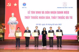 Honran a galenos destacados en el Día del Médico de Vietnam