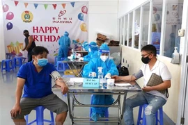 Administran segunda dosis de vacuna contra el COVID-19 a trabajadores en Ciudad Ho Chi Minh