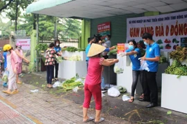 Provincia de Dong Nai reparte alimentos gratis en tiempos de distanciamiento social