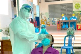 Los nuevos contagios del COVID-19 siguen superando 12 mil en Vietnam 