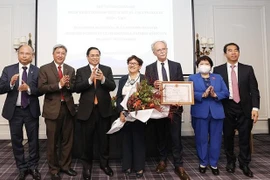 Primer ministro de Vietnam continúa actividades en Francia