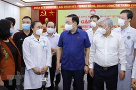 Presidente del Parlamento destaca aportes de personal médico y voluntarios a lucha contra el COVID-19