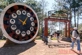 "Parque COVID-19" y mensaje sobre la confianza de Vietnam de vencer a la pandemia 