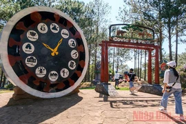 "Parque COVID-19" y mensaje sobre la confianza de Vietnam de vencer a la pandemia 