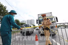 Canalizan tráfico para evitar congestión vehicular en vías de ingreso a Hanoi 