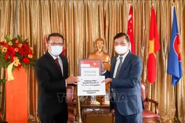 Fundación singapurense dona equipos de protección médica a lucha contra el COVID-19 en Vietnam