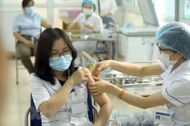 Reciben más de 35 mil personas vacuna contra COVID-19 en Vietnam 