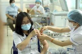 Reciben más de 35 mil personas vacuna contra COVID-19 en Vietnam 