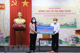 COVID-19: Vicepresidenta de Vietnam entrega ayudas a la provincia de Dong Thap