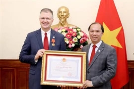 Embajador estadounidense en Vietnam recibe Orden de Amistad por sus contribuciones a lazos bilaterales