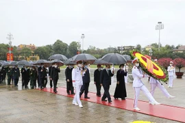  Dirigentes de Vietnam rinden tributo al Presidente Ho Chi Minh en ocasión del Año Nuevo Lunar