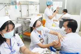Proponen vacunar contra COVID-19 a expertos extranjeros en Vietnam 