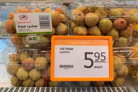 En venta lichis de Vietnam en supermecados de FairPrice de Singapur