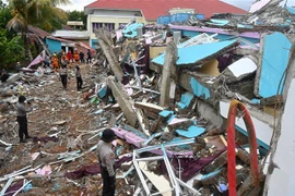 Intensas lluvias dificultan labores de rescate tras terremoto en Indonesia