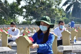 Honran a cientos de mártires de Vietnam con certificados de Mérito de la Patria