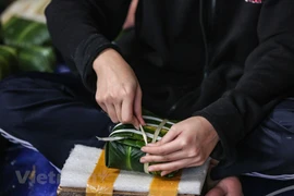 Ocupada aldea de elaboración del pastel típico del Tet en Vietnam 