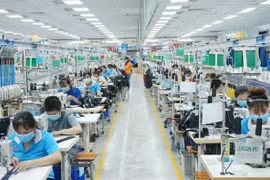 Localidades del sur de Vietnam reciben a empleados que vuelven al trabajo