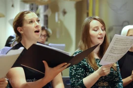 Artistas de múltiples países abrazan sus voces en el coro “Por un Hanoi que vale la pena vivir”