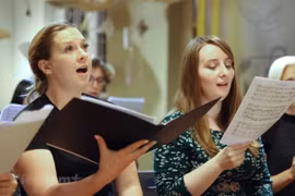 Artistas de múltiples países abrazan sus voces en el coro “Por un Hanoi que vale la pena vivir”