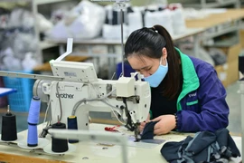 Aumenta producción de equipos de protección médica en Vietnam