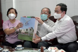 Obsequian a familias beneficiadas de políticas sociales en provincia vietnamita por el Tet