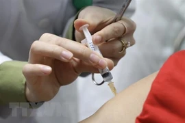Médicos en Ciudad Ho Chi Minh, entre los primeros en vacunarse contra COVID-19 en Vietnam 
