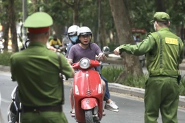 Premier vietnamita insta a mejorar eficiencia de la lucha contra el COVID-19 
