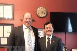Embajador vietnamita conversa por teléfono con congresista estadounidense Ted Yoho 