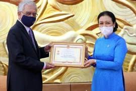 Confieren medalla conmemorativa a coordinador residente de la ONU en Vietnam