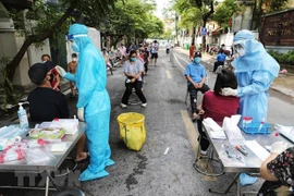 Hanoi realiza pruebas del virus SARS-CoV-2 a 13 grupos de alto riesgo