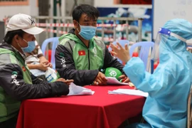 Realizan pruebas gratis de COVID-19 para repartidores en Ciudad Ho Chi Minh