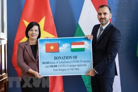 Hungría dona artículos médicos a Vietnam para combatir el COVID-19