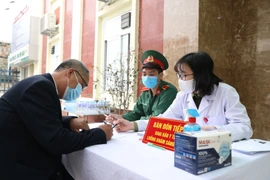 COVID-19: Inyectan a 35 voluntarios con vacuna vietnamita Nano Covax en segunda fase de ensayo clínico